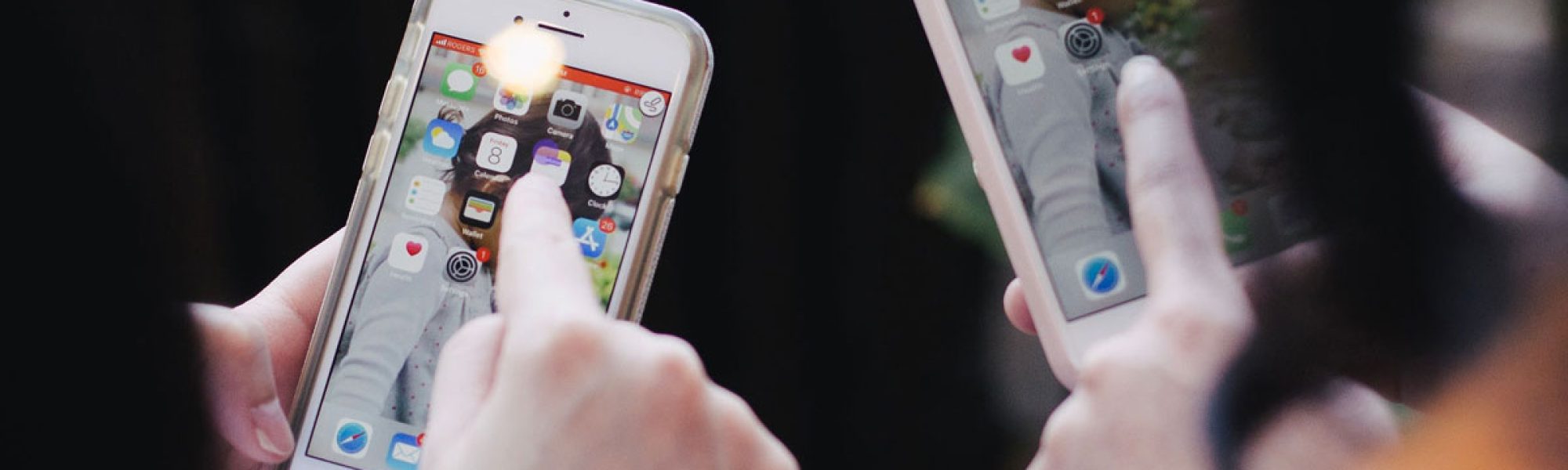 two people with two smartphones